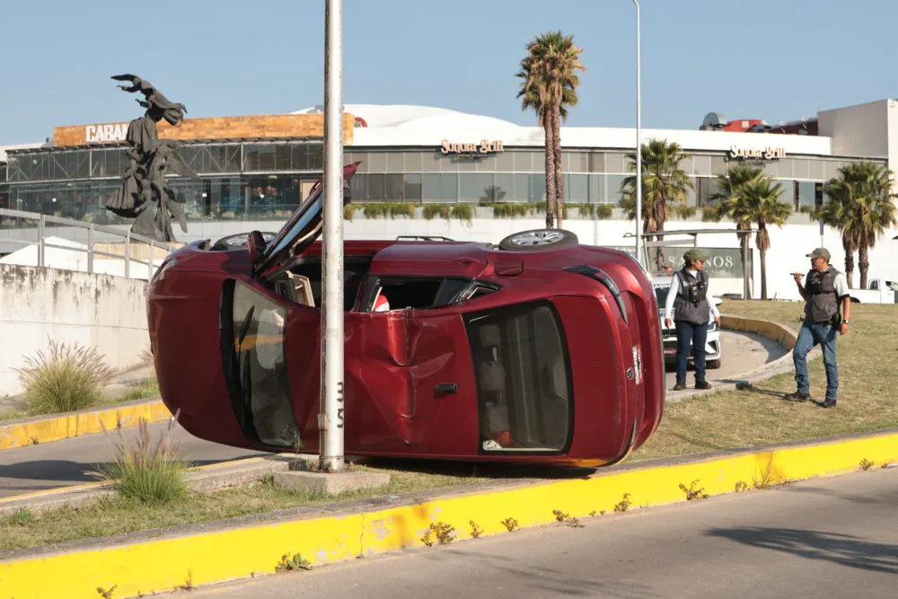 Investigan volcadura de vehículo en la zona de Angelópolis tras reporte de agresión