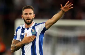 Tecatito y Layún le dan el pase al Porto a Champions