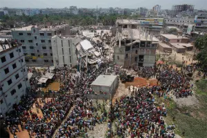 Van 110 muertos tras caerse edificio en Bangladesh