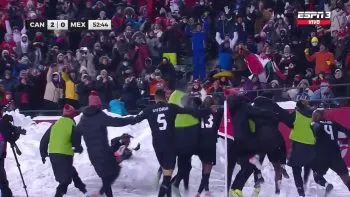 Se calientan mexicanos por burla del técnico de Canadá