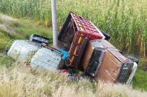 Vuelca camioneta con carga de combustible robado en Valsequillo