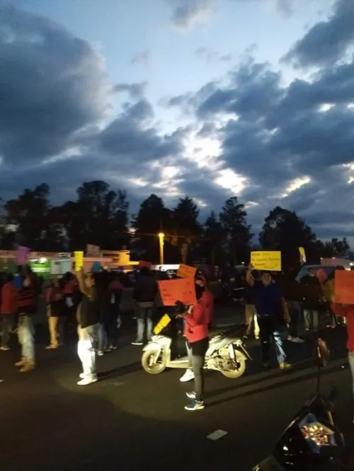 Tianguistas de Texmelucan bloquean la Autopista México- Puebla