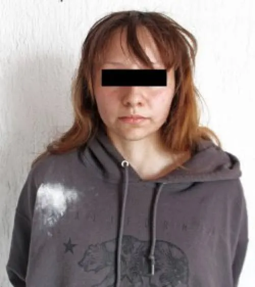 Detienen a mujer por portación ilegald de arma de fuego