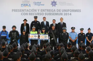 Tony Gali entrega uniformes a elementos de la SSPTM