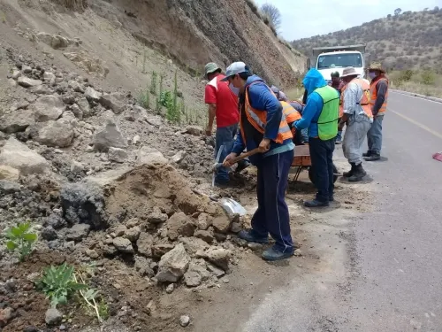 Atiende Gobierno del Estado deslaves en Santa Cruz Alpuyeca y Coxcatlán