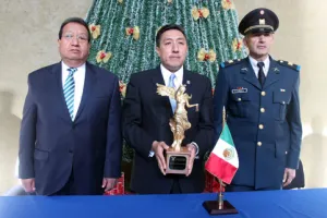 Recibe Amadeo Lara Presea Niké por labor en materia de seguridad