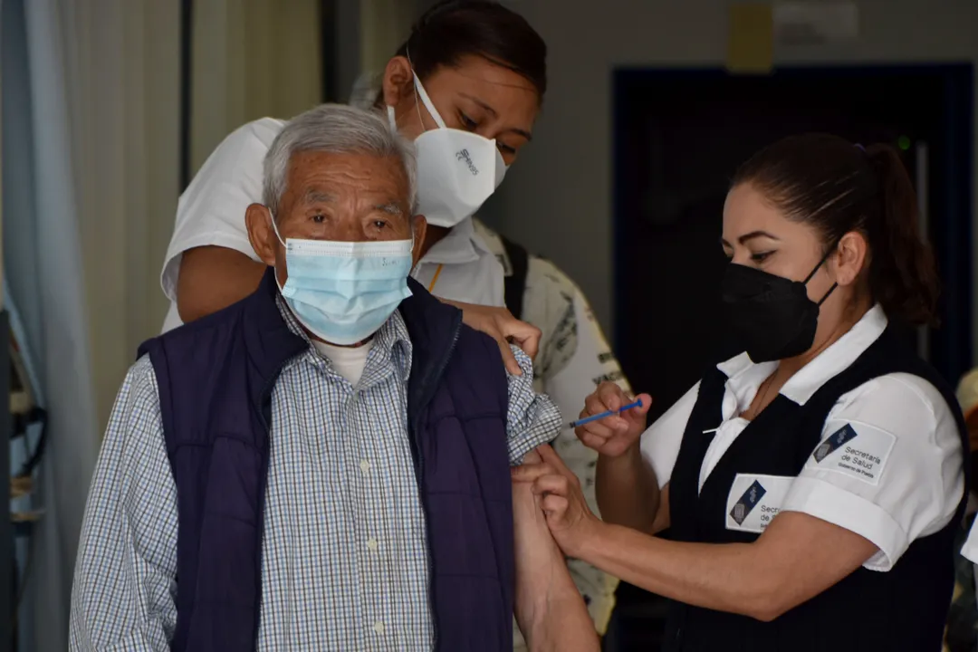 Nueva estrategia de vacunación en Puebla capital agilizó atención para adultos mayores
