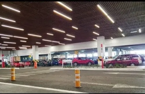 ¡Otra vez! Dan cristalazo a camioneta en estacionamiento del Centro Comercial Angelópolis