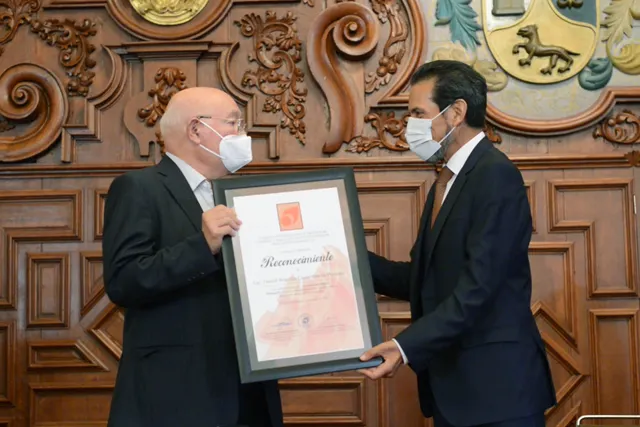 Entrega AMOCVIES la presea Servidor Público Distinguido al titular de la Auditoría Superior de la Federación