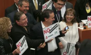 PRD toma tribuna del Senado; descartan lugar alterno para debate energético
