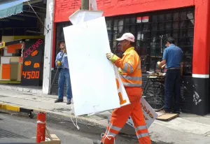A primera hora del día OOSL comienza a retirar propaganda electoral