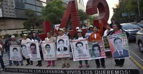 Movilización de los 43 de Ayotzinapa le pasó de noche a Morena Puebla