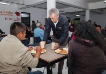 Pepe Chedraui y MariElise Budib encabezan convivencia navideña en el Dormitorio Municipal