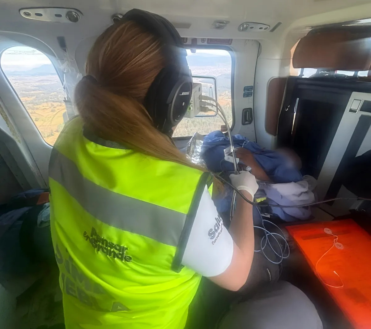 Trasladan por vía aérea a mujer lesionada por explosión para atención especializada en Puebla