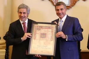 Entrega Tony Gali Cédula Real a Claudio X. González