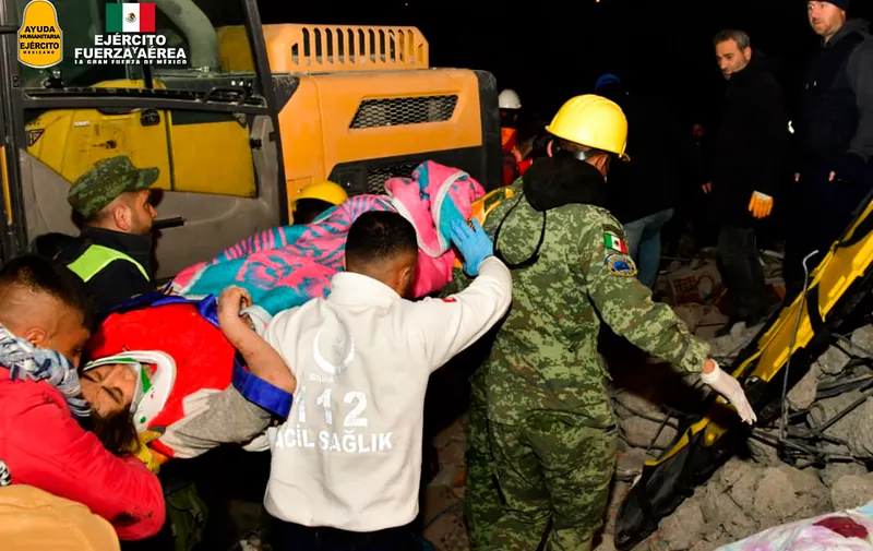 Sedena rescata a mujer de los escombros