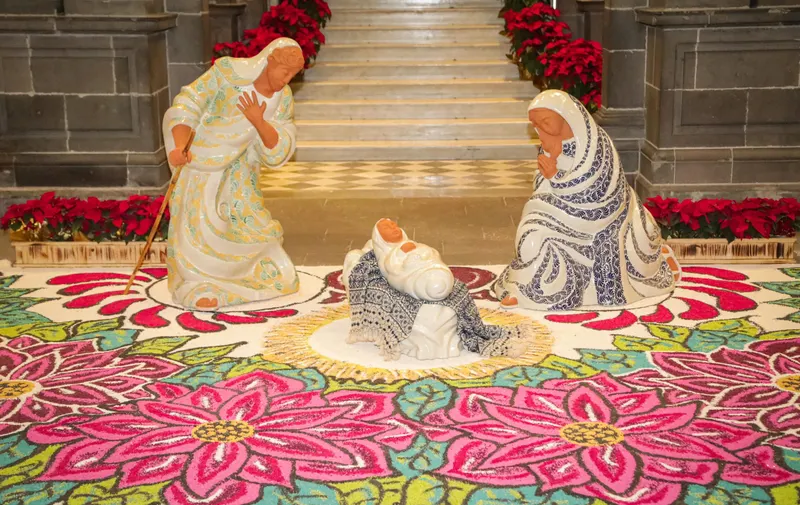 Nacimiento de talavera y alfombra artística decoran el Palacio Municipal de Puebla