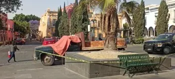 Muere adulto mayor dentro de una camioneta, frente al Teatro Principal
