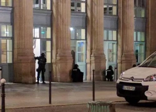 Policías evacuan una estación de tren en París