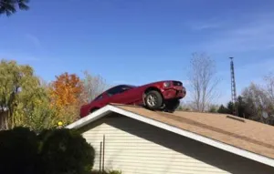 Anciana escucha estruendo y ve auto en el techo de su casa