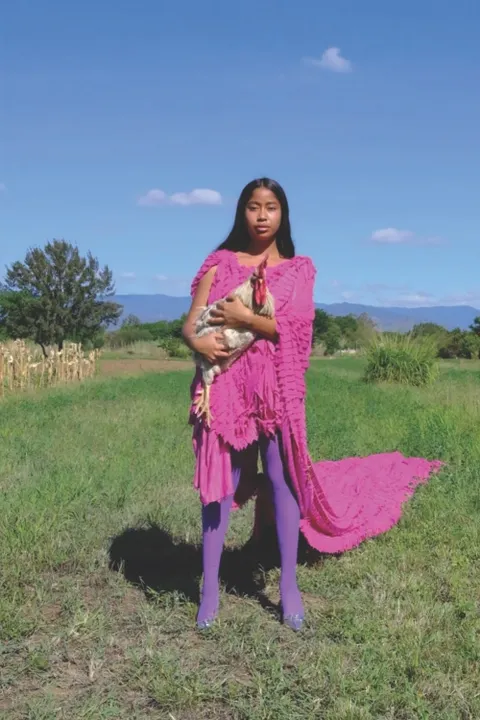 Karen Vega: Conoce a la primera modelo oaxaqueña en las páginas de Vogue