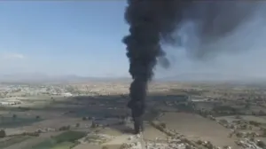 VIDEO: Se mantiene incendio por explosión de ducto; familias evacúan