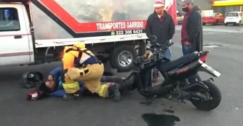 Vecinos apoyan a motociclista que quedó debajo de una camioneta