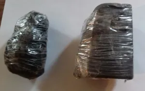 Detienen a dos sujetos por potación de arma y narcomenudismo