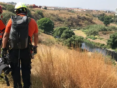 Hallan cuerpo de un hombre sin vida a orillas del río