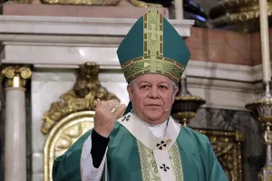 Arzobispo sufrió un infarto, se recupera en el hospital