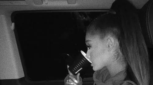 Reaparece Ariana Grande con cambio radical de look