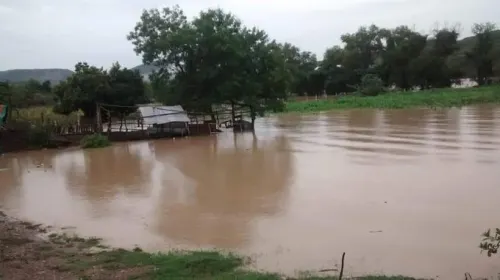VIDEO: Se desborda el río de Tecomatlán, hay daños en terrenos de cultivo