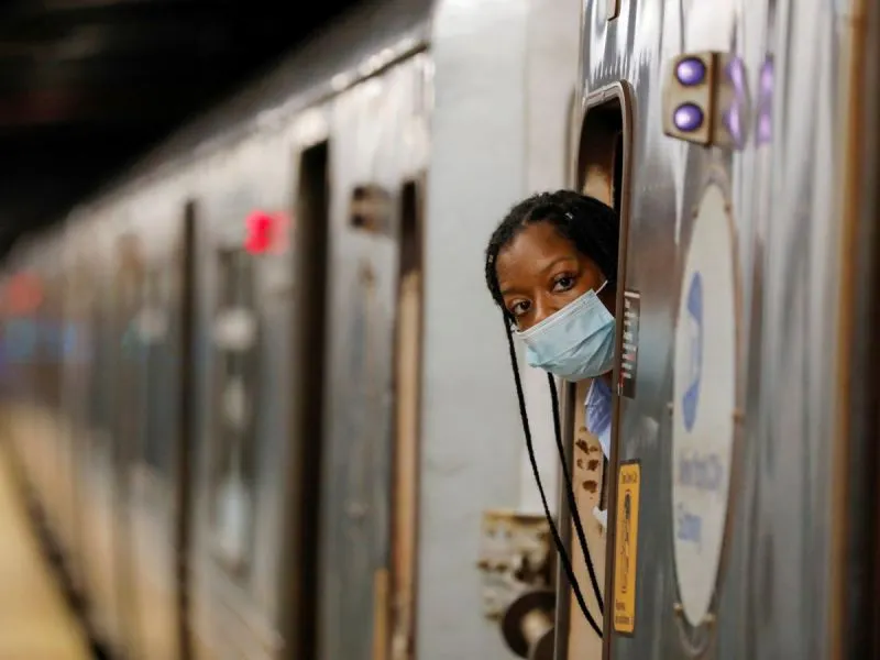 Empleados de NY deberán tener vacuna o test semanal
