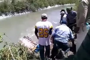 Buscan a jóvenes que cayeron en canal de riego de Ahuatepec