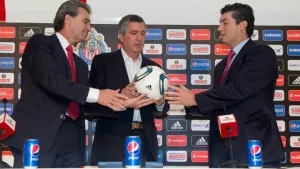Chepo de la Torre vuelve a Chivas; lo presenta Jorge Vergara