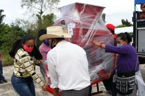 Entrega Gobierno del Estado apoyos al campo totalmente gratuitos