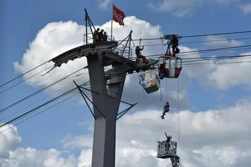 Así rescataron a 100 personas de un teleférico varado en Alemania