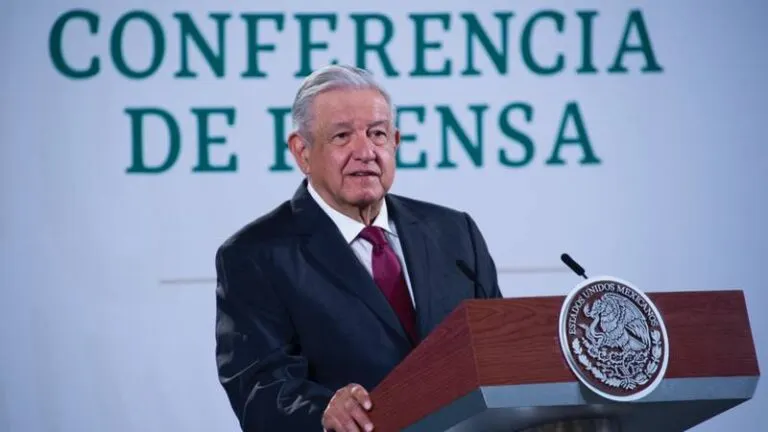 AMLO, a favor de renovar concesión para operar Telmex