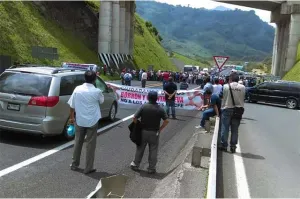 Inconformes con apagones CFE, bloquean la México-Tuxpan