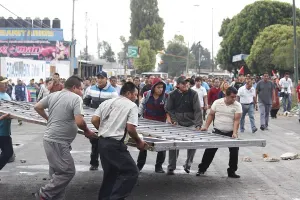 Lesionado y daños materiales, saldo de enfrentamiento en Mercado Morelos‏