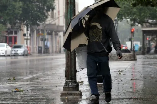 Barry toca tierra en Luisiana y se degrada a tormenta tropical