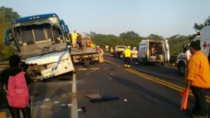 Autobús turístico se impacta en carretera de Veracruz, reportan 12 muertos