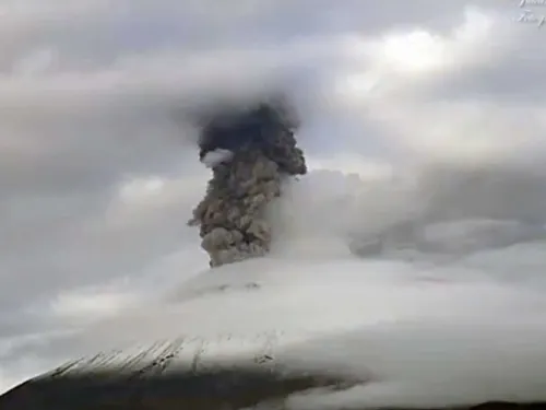 Cae ceniza del Popocatépetl en Valle de Chalco