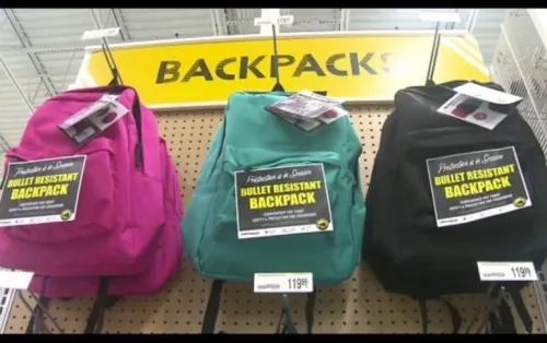 Tiroteos en Estados Unidos impulsan venta de mochilas infantiles blindadas