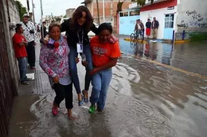 #LadyReportera de TvAzteca Puebla; la cargan para que no se moje