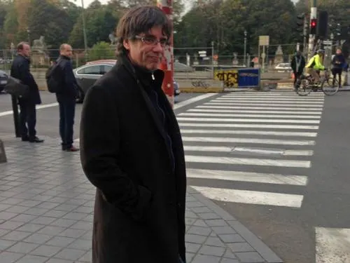 Puigdemont y 4 ‘exconsellers’ se entregan a la policía