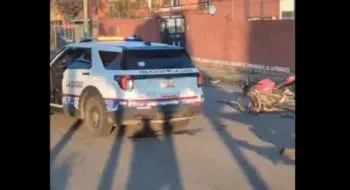 Sin casco y a exceso de velocidad: joven motociclista muere en Bosques de San Sebastián