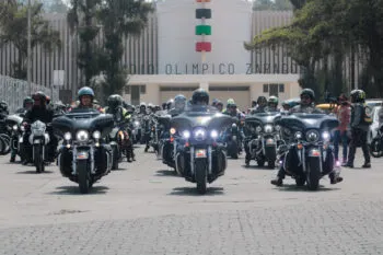 Motociclistas protestan en el Congreso de Puebla contra Ley Chaleco