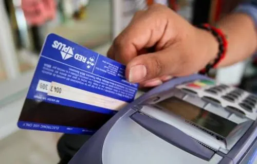 Si tienes deudas, ¿te conviene pagar con un crédito?