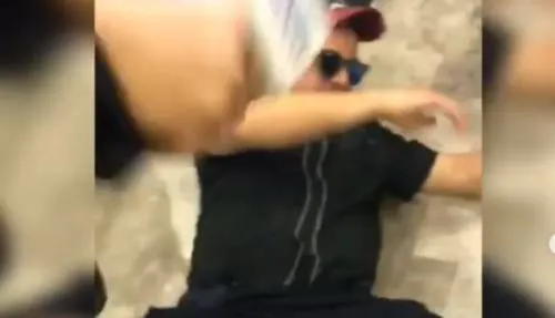 Ebrio, hijo de Juan Gabriel, arremete contra su padre y cae durante entrevista (VIDEO)